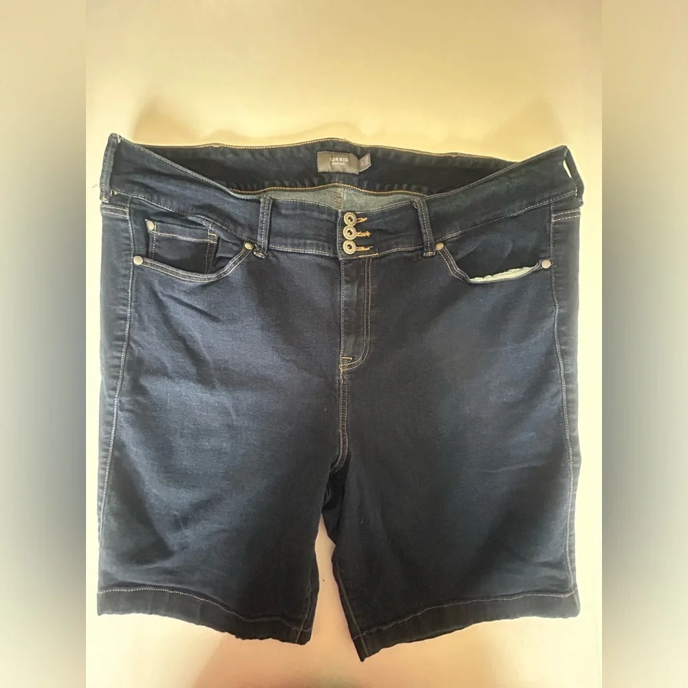 Torrid Jean Shorts Size 26 Plus Distressed‎ Stretch Denim Zip 3 Button Closure